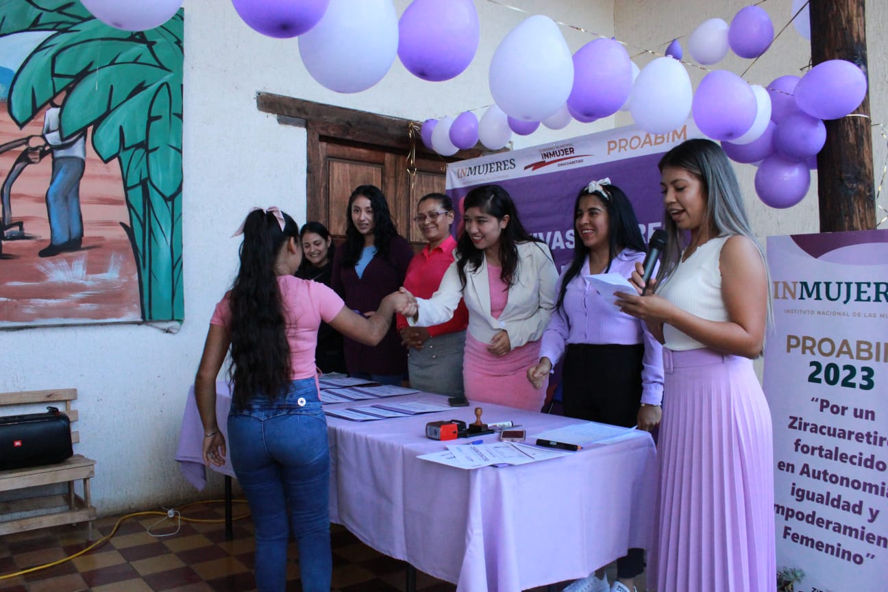 Entrega de Certificados de Primaria y Secundaria a Mujeres de Ziracuaretiro 